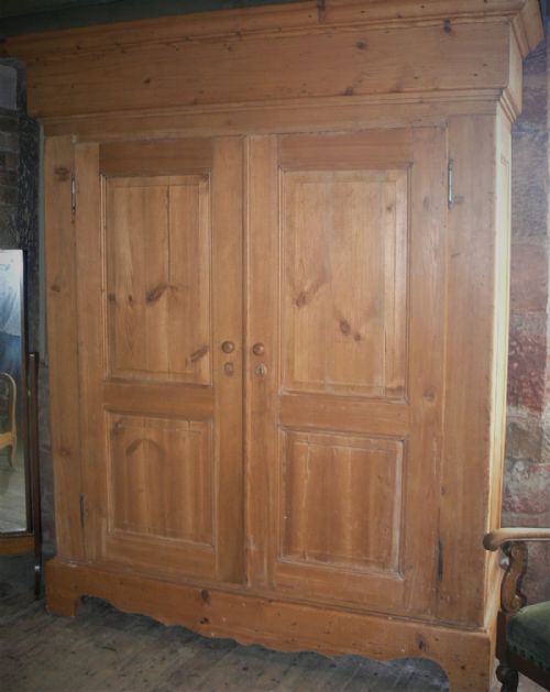 Large Pine Schrank.