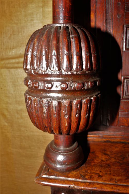 PERIOD OAK COURT CUPBOARD CIRCA 15801600 - ADDITIONAL PHOTO 4