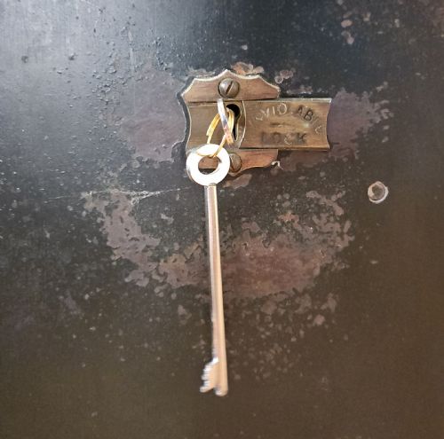 SAFE VICTORIAN IRON - ADDITIONAL PHOTO 4