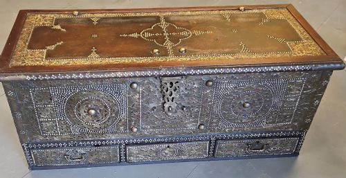ZINIBAR CHEST MID VICTORIAN