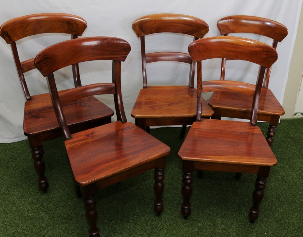 A set of 6 kitchen chairs .