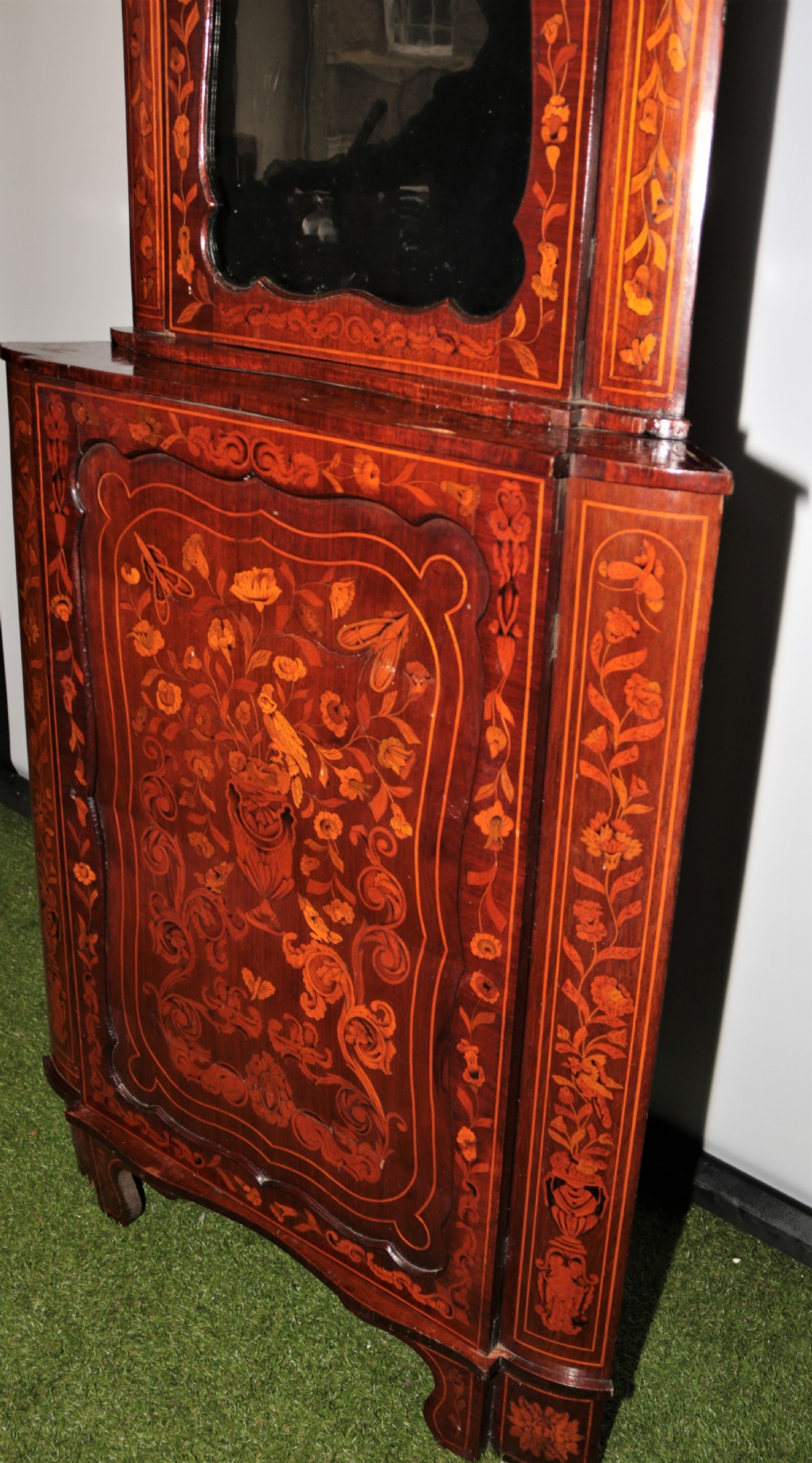 Dutch marqutery corner cabinet View VII