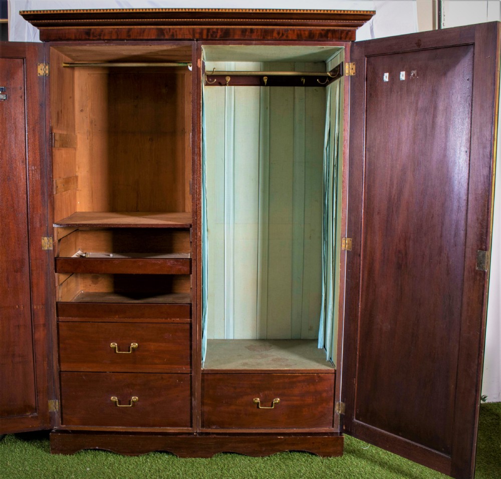 A quality Victorian mahogany wardrobe. View IV