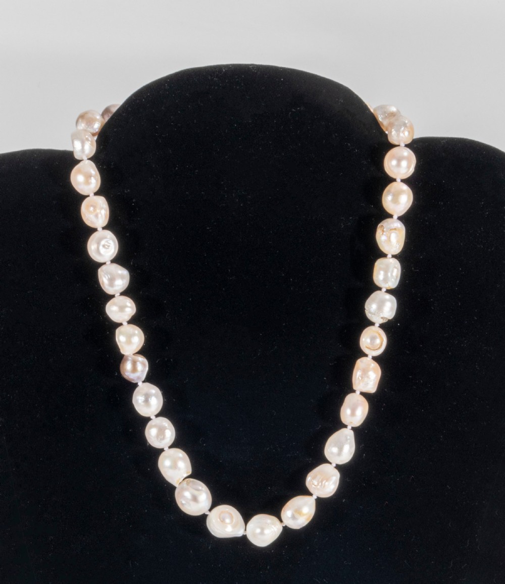Boroque pearl necklace.