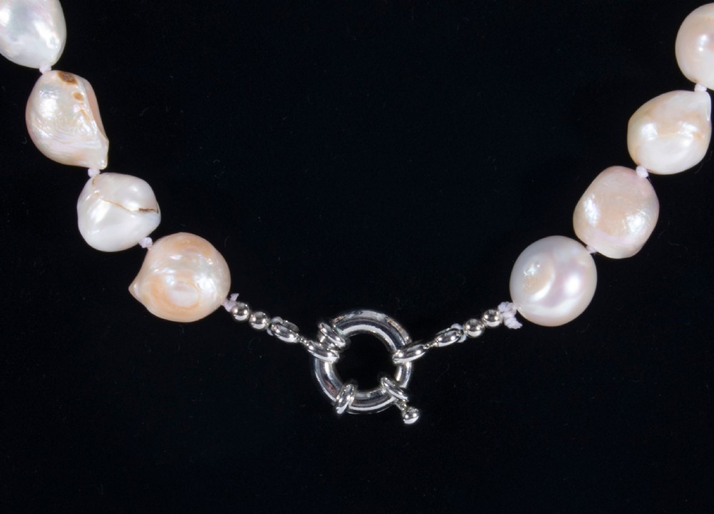 Boroque pearl necklace. View II