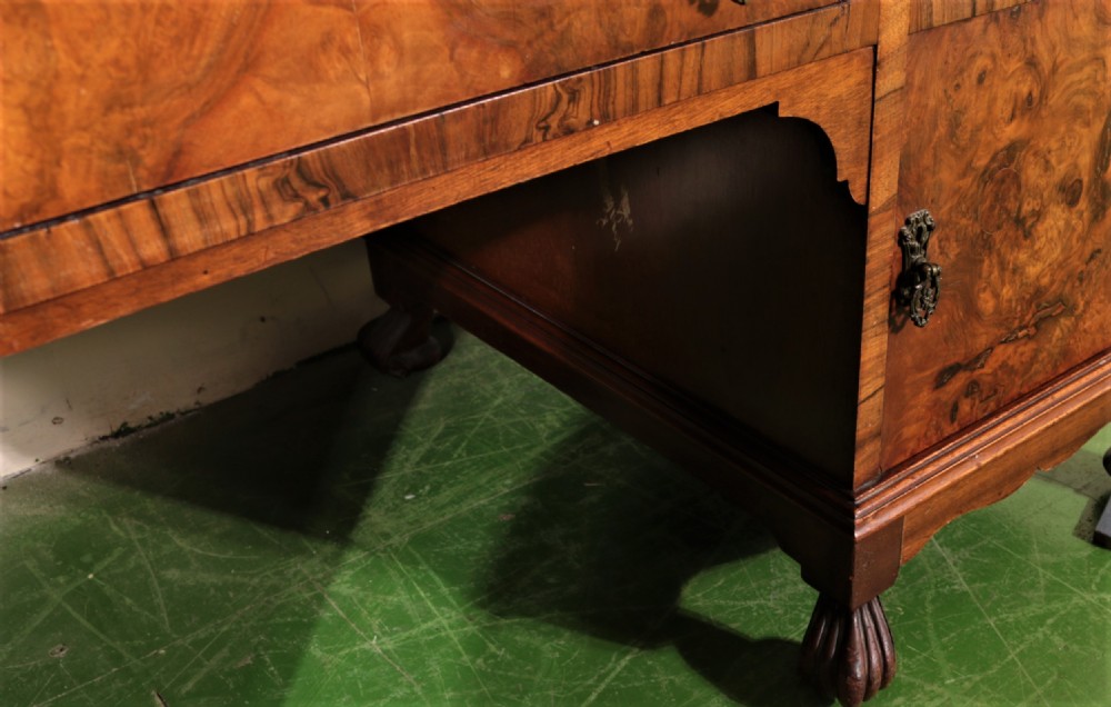 Deco walnut dressing table.
 View IV