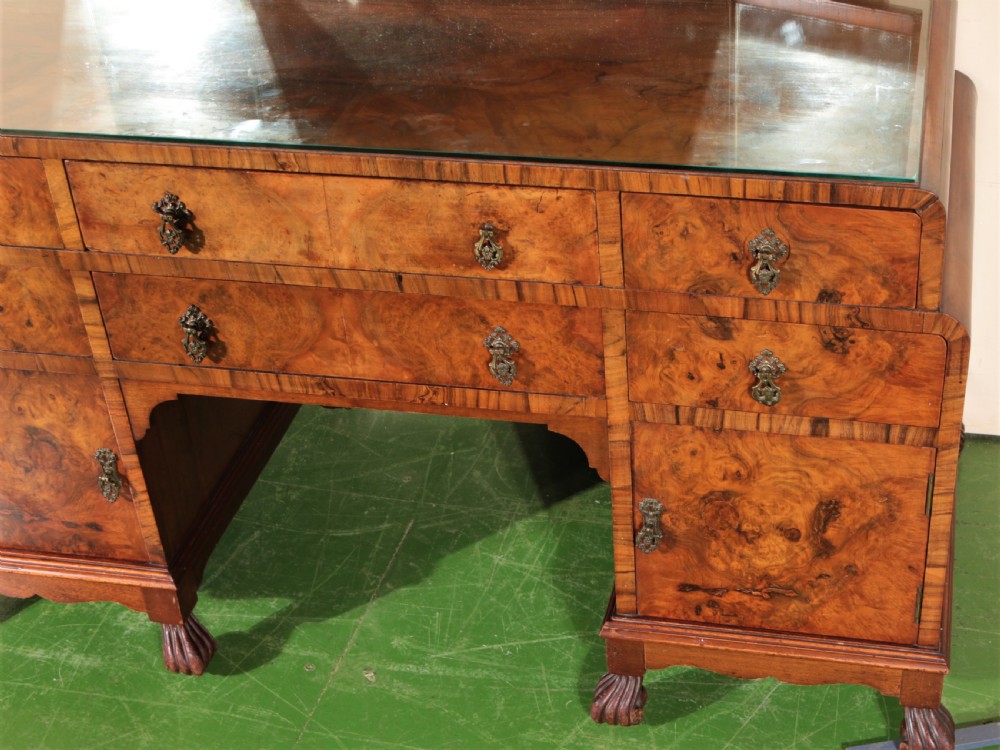 Deco walnut dressing table.
 View VII