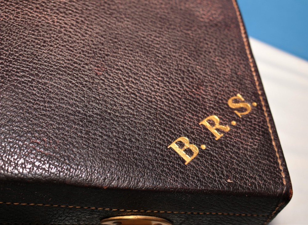 Fitted leather suitcase. View IV