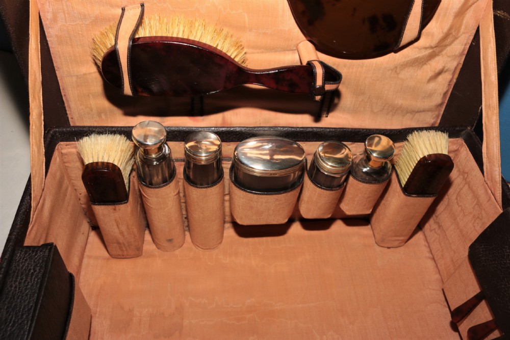 Fitted leather suitcase. View V