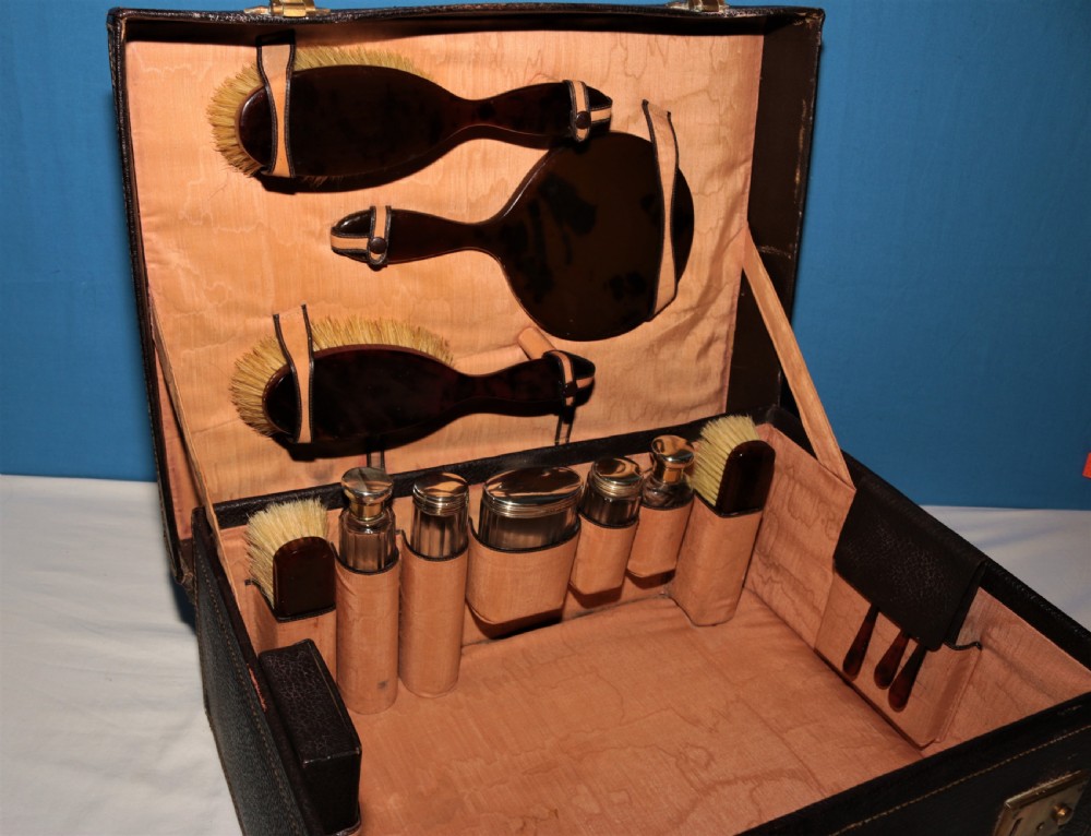 Fitted leather suitcase. View VI