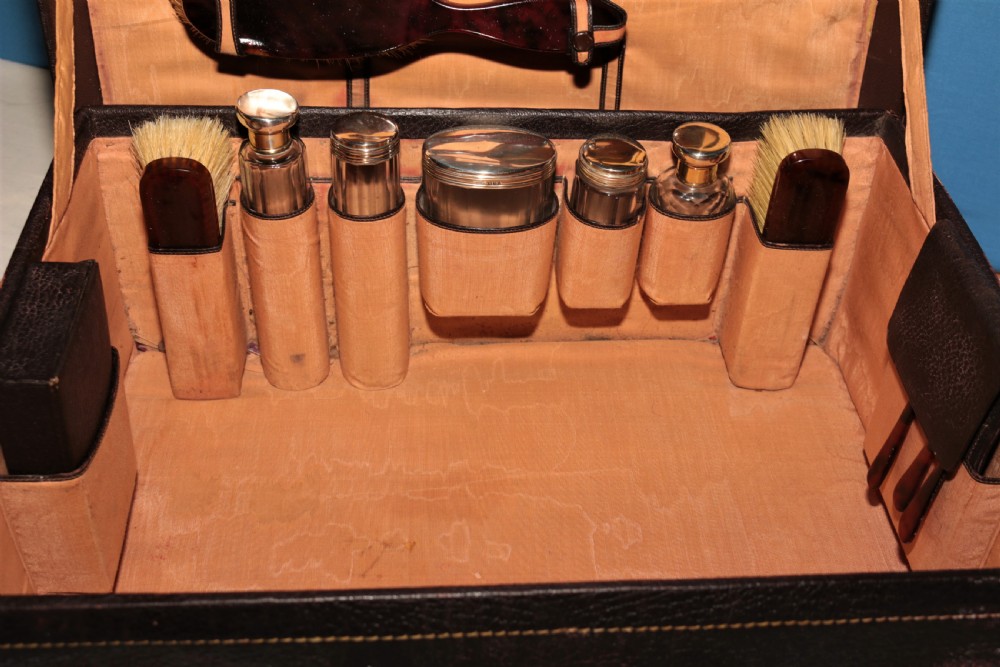 Fitted leather suitcase. View VII