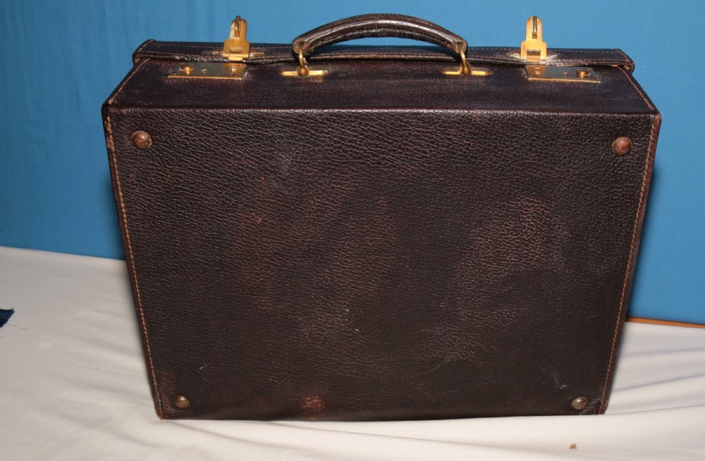 Fitted leather suitcase. View VIII