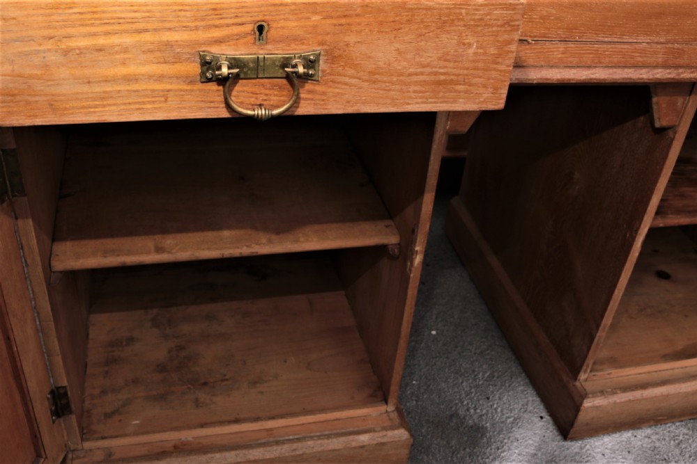 Victorian washstand. View III