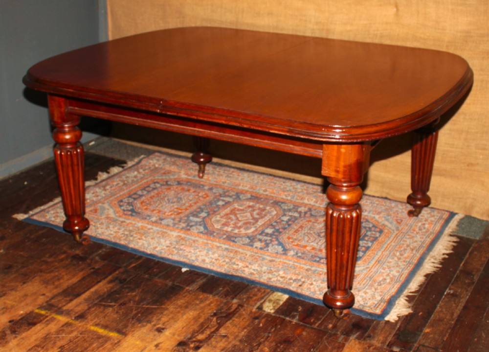 Victorian mahogany dining table seats 10.