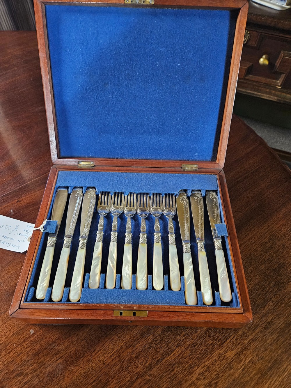 A thirty-six piece silver-plated fish cutlery set with mother-of-pearl handles presented inside a blue felt-lined wooden fitted canteen. View III