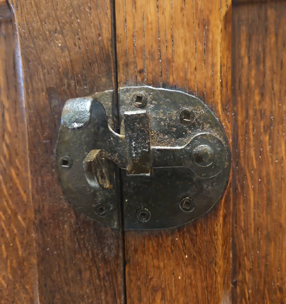 Early mouse man table cabinet. View V