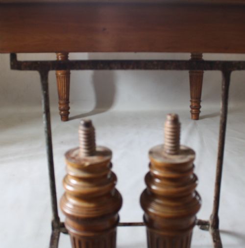 A MAHOGANY VICTORIAN LIBRARY TABLE - ADDITIONAL PHOTO 3