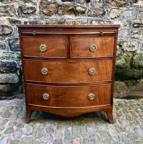 A SMALL MID VICTORIAN MAHOGANY BOWFRONTED CHEST OF DRAWERS - ADDITIONAL PHOTO 1