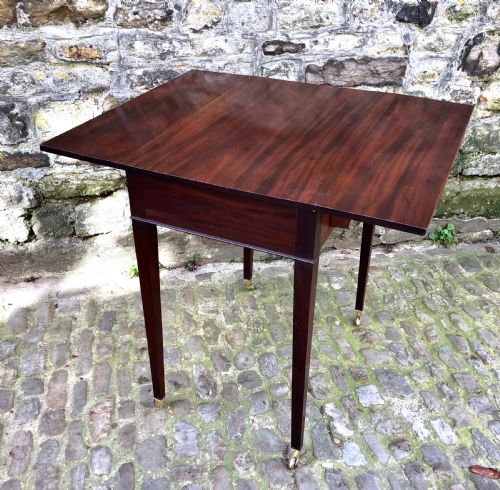 A GEORGE III MAHOGANY PEMBROKE TABLE - ADDITIONAL PHOTO 3