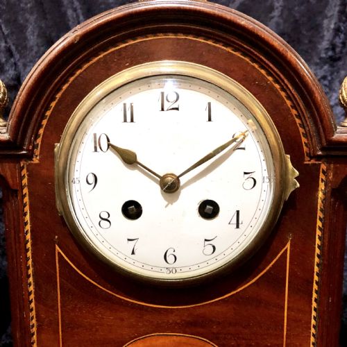 AN EDWARDIAN MAHOGANY MANTEL CLOCK - ADDITIONAL PHOTO 3