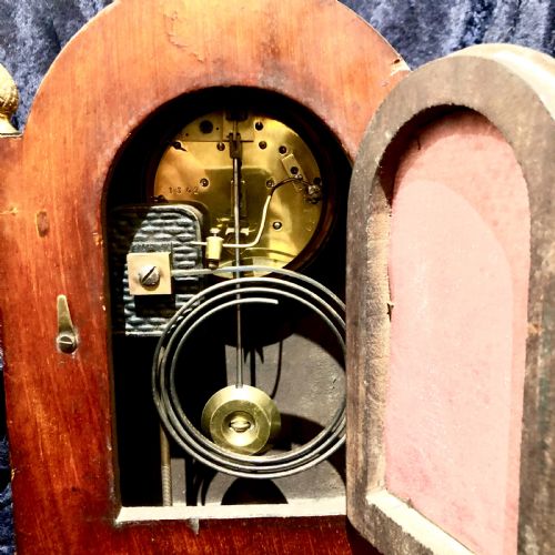 AN EDWARDIAN MAHOGANY MANTEL CLOCK - ADDITIONAL PHOTO 6