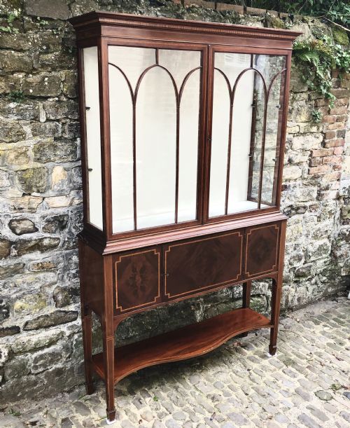 AN EDWARDIAN MAHOGANY DISPLAY CABINET ON STAND BY MAPLES - ADDITIONAL PHOTO 4