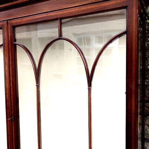 AN EDWARDIAN MAHOGANY DISPLAY CABINET ON STAND BY MAPLES - ADDITIONAL PHOTO 5