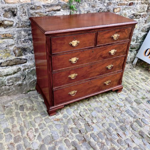 A GEORGE III MAHOGANY CHEST OF DRAWERS - ADDITIONAL PHOTO 2