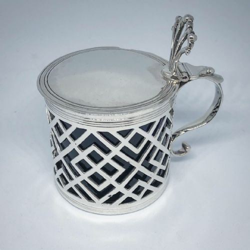 AN EARLY GEORGE III SILVER MUSTARD POT - ADDITIONAL PHOTO 2