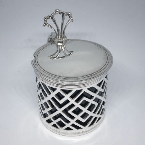 AN EARLY GEORGE III SILVER MUSTARD POT - ADDITIONAL PHOTO 3