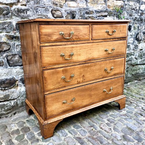 A GEORGE III OAK CHEST OF DRAWERS - ADDITIONAL PHOTO 1