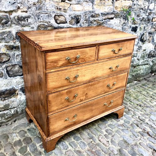 A GEORGE III OAK CHEST OF DRAWERS - ADDITIONAL PHOTO 3