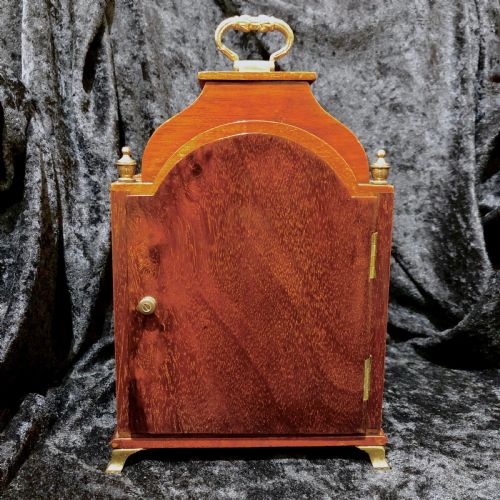 A SMALL EDWARDIAN MAHOGANY MANTEL CLOCK - ADDITIONAL PHOTO 6