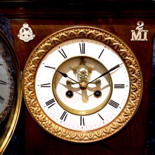 A LATE 19TH CENTURY MAHOGANY TABLE CLOCK WITH MILITARY INTEREST - ADDITIONAL PHOTO 2
