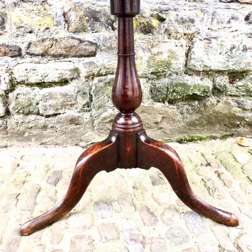 AN EARLY GEORGE III OAK TRIPOD TABLE - ADDITIONAL PHOTO 3