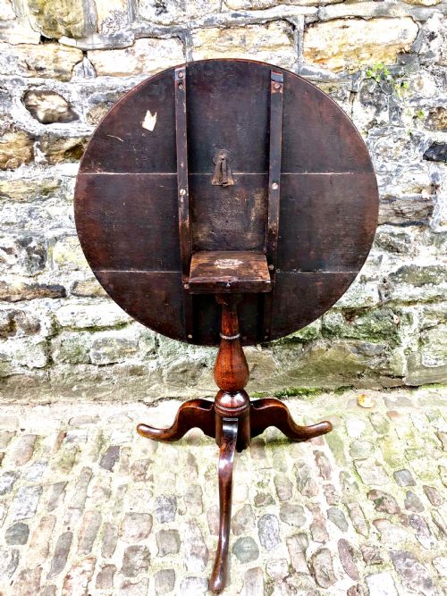 AN EARLY GEORGE III OAK TRIPOD TABLE - ADDITIONAL PHOTO 4