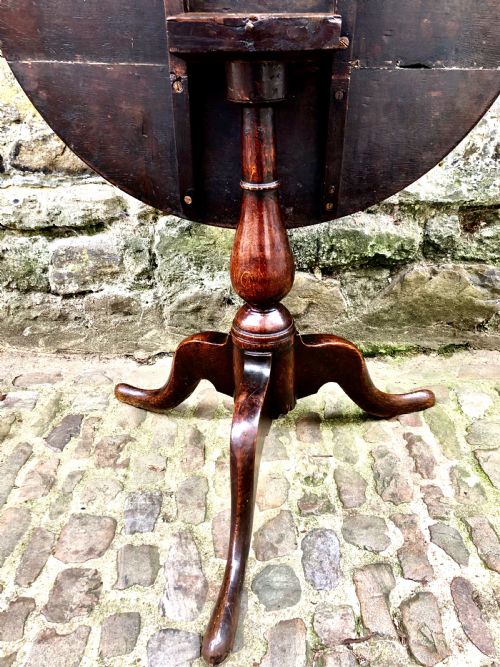 AN EARLY GEORGE III OAK TRIPOD TABLE - ADDITIONAL PHOTO 6