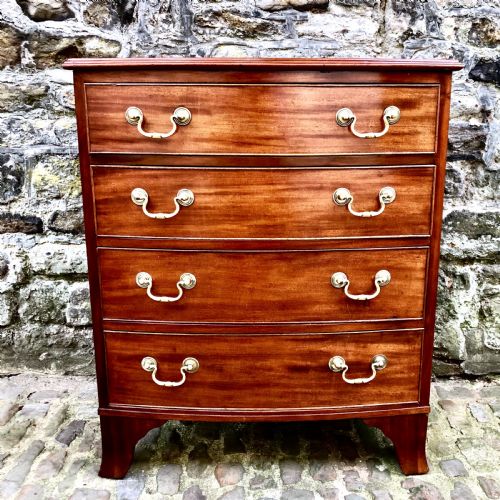 A SMALL MID VICTORIAN MAHOGANY BOWFRONT CHEST OF DRAWERS - ADDITIONAL PHOTO 1