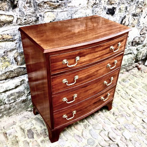 A SMALL MID VICTORIAN MAHOGANY BOWFRONT CHEST OF DRAWERS - ADDITIONAL PHOTO 2