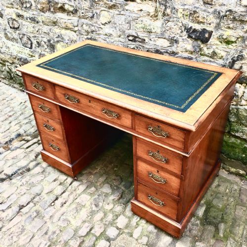 A SMALL EDWARDIAN WALNUT PEDESTAL DESK - ADDITIONAL PHOTO 1