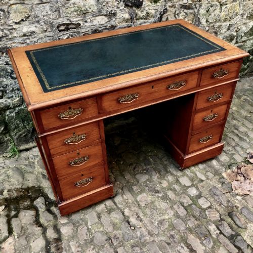 A SMALL EDWARDIAN WALNUT PEDESTAL DESK - ADDITIONAL PHOTO 2