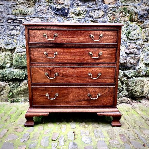 a small george iii mahogany chest of drawers - CATEGORY: ANTIQUE CHEST OF DRAWERS - DATED GEORGIAN