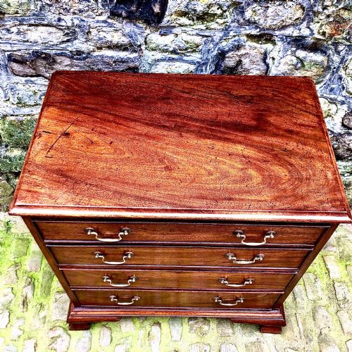 A SMALL GEORGE III MAHOGANY CHEST OF DRAWERS - ADDITIONAL PHOTO 2