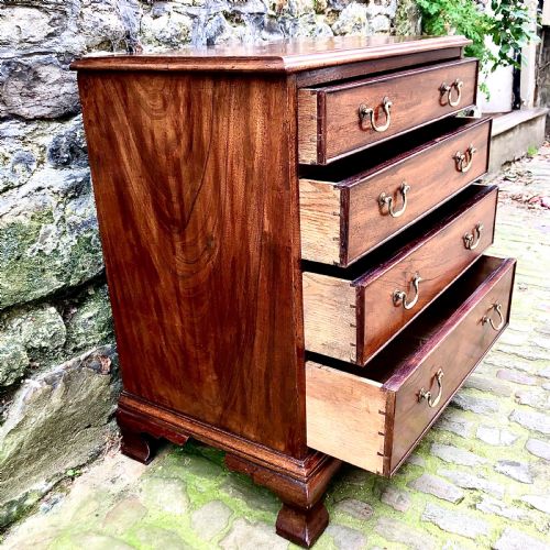 A SMALL GEORGE III MAHOGANY CHEST OF DRAWERS - ADDITIONAL PHOTO 5