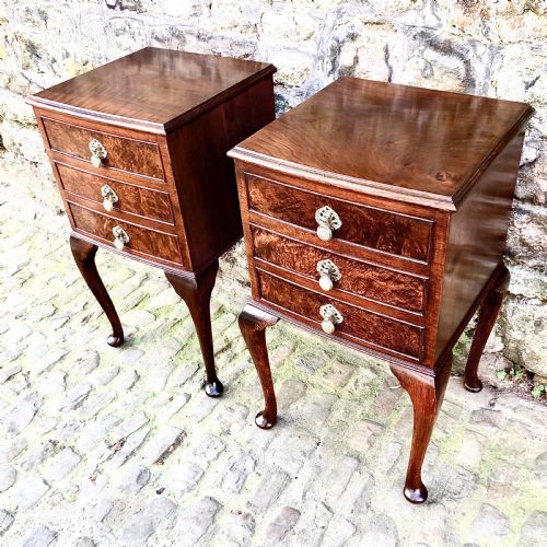 A PAIR OF EARLY 20TH CENTURY WALNUT BEDSIDE TABLES - ADDITIONAL PHOTO 1