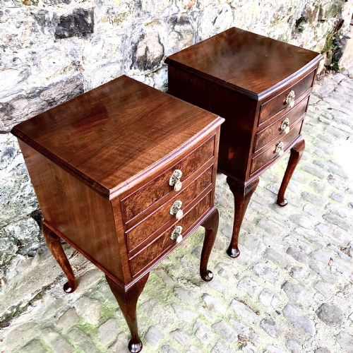 A PAIR OF EARLY 20TH CENTURY WALNUT BEDSIDE TABLES - ADDITIONAL PHOTO 3