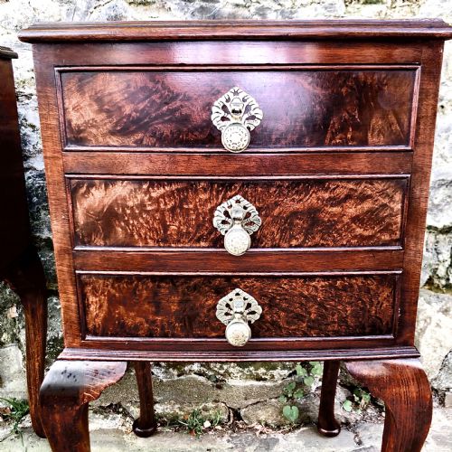 A PAIR OF EARLY 20TH CENTURY WALNUT BEDSIDE TABLES - ADDITIONAL PHOTO 4