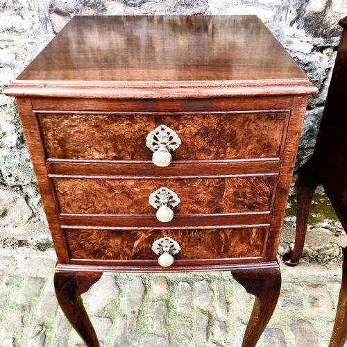 A PAIR OF EARLY 20TH CENTURY WALNUT BEDSIDE TABLES - ADDITIONAL PHOTO 5