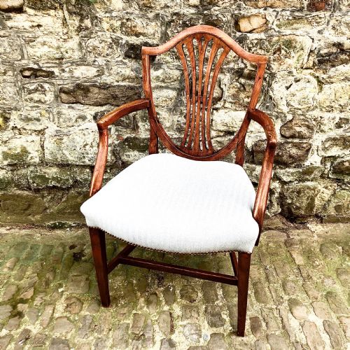 A GEORGE III ELM SHIELD BACK ELBOW CHAIR - ADDITIONAL PHOTO 1