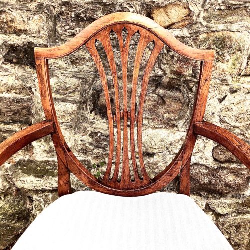 A GEORGE III ELM SHIELD BACK ELBOW CHAIR - ADDITIONAL PHOTO 3